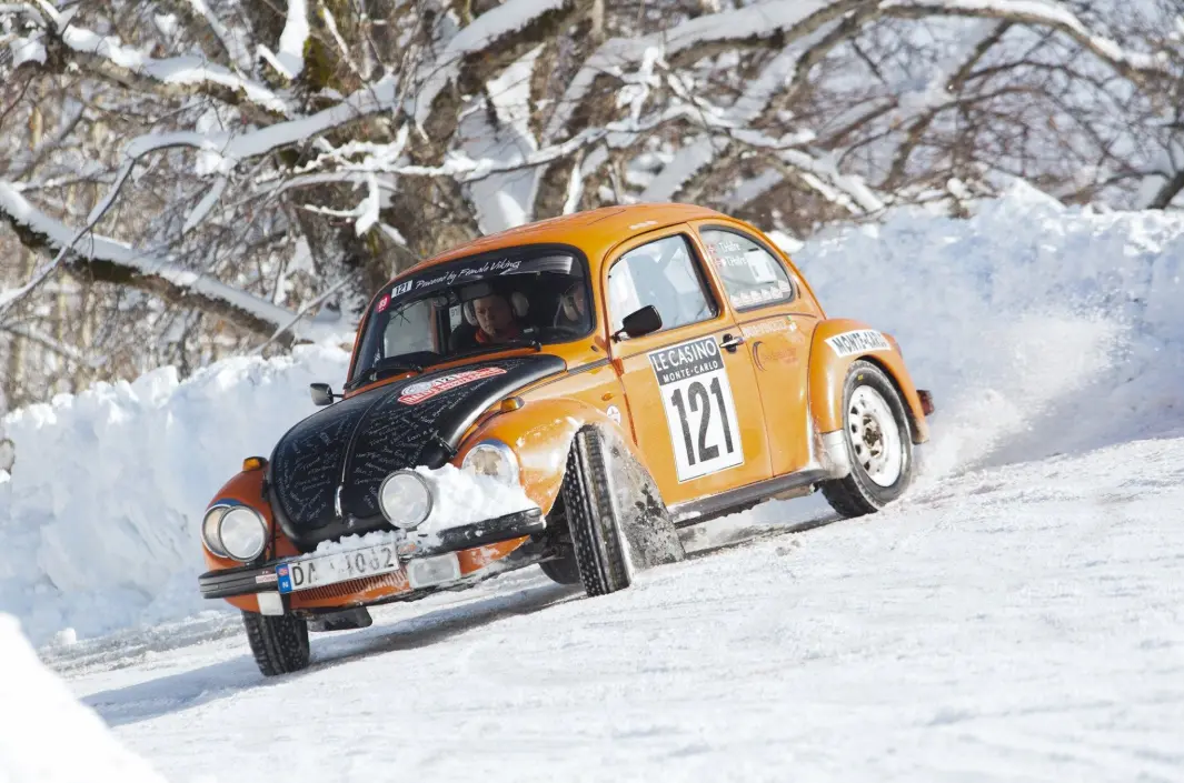 <span class="font-weight-bold" data-lab-font_weight_desktop="font-weight-bold">PÅ SKRÅSS: </span>Når Torhild Hallre pløyer løypene i Rallye Monte-Carlo Historique får rallyførere fra hele verden hard konkurranse. <span class="font-weight-bold" data-lab-font_weight_desktop="font-weight-bold">PÅ SKRÅSS: </span>Når Torhild Hallre pløyer løypene i Rallye Monte-Carlo Historique får rallyførere fra hele verden hard konkurranse.