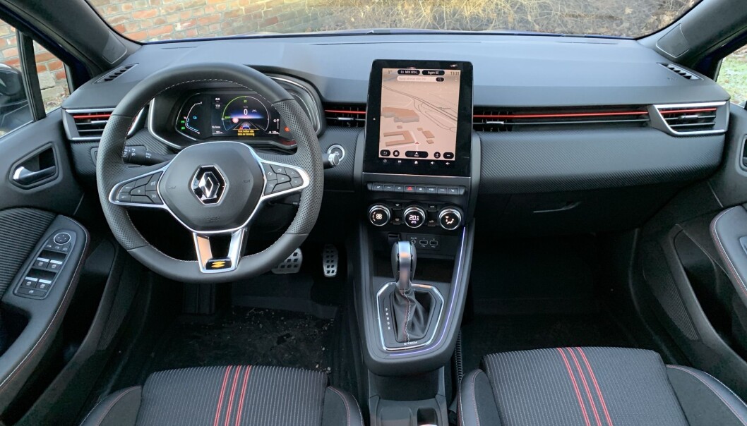 <span class=" font-weight-bold" data-lab-font_weight_desktop="font-weight-bold">GODFØLELSE: </span>Renault har lagt listen høyt hva angår opplevd kvalitet i interiøret. Materialvalg og detaljarbeid holder høy standard. <span class=" font-weight-bold" data-lab-font_weight_desktop="font-weight-bold">GODFØLELSE: </span>Renault har lagt listen høyt hva angår opplevd kvalitet i interiøret. Materialvalg og detaljarbeid holder høy standard.