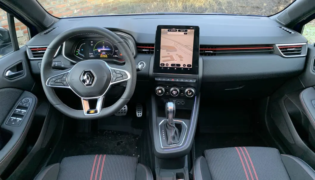 <span class=" font-weight-bold" data-lab-font_weight_desktop="font-weight-bold">GODFØLELSE: </span>Renault har lagt listen høyt hva angår opplevd kvalitet i interiøret. Materialvalg og detaljarbeid holder høy standard. <span class=" font-weight-bold" data-lab-font_weight_desktop="font-weight-bold">GODFØLELSE: </span>Renault har lagt listen høyt hva angår opplevd kvalitet i interiøret. Materialvalg og detaljarbeid holder høy standard.