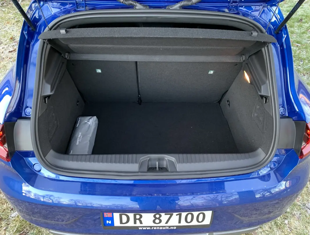 <span class=" font-weight-bold" data-lab-font_weight_desktop="font-weight-bold">HØY TERSKEL: </span>De konvensjonelle versjonene av Clio har eksepsjonelt stort bagasjerom og selv om hybriden mister flere titalls liter, er det ganske romslig. 300 liter er helt OK i en småbil. <span class=" font-weight-bold" data-lab-font_weight_desktop="font-weight-bold">HØY TERSKEL: </span>De konvensjonelle versjonene av Clio har eksepsjonelt stort bagasjerom og selv om hybriden mister flere titalls liter, er det ganske romslig. 300 liter er helt OK i en småbil.
