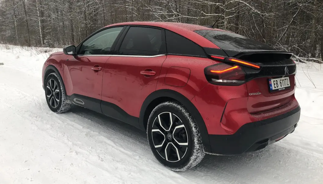 <span class=" font-weight-bold" data-lab-font_weight_desktop="font-weight-bold">EFFEKTFULLT:</span> Citroën har aldri spart på pynten. Også ë-C4 har fått plastdekor som gjør at den skiller seg ut i trafikken. Og kanskje spesielt i denne rødfargen. <span class=" font-weight-bold" data-lab-font_weight_desktop="font-weight-bold">EFFEKTFULLT:</span> Citroën har aldri spart på pynten. Også ë-C4 har fått plastdekor som gjør at den skiller seg ut i trafikken. Og kanskje spesielt i denne rødfargen.