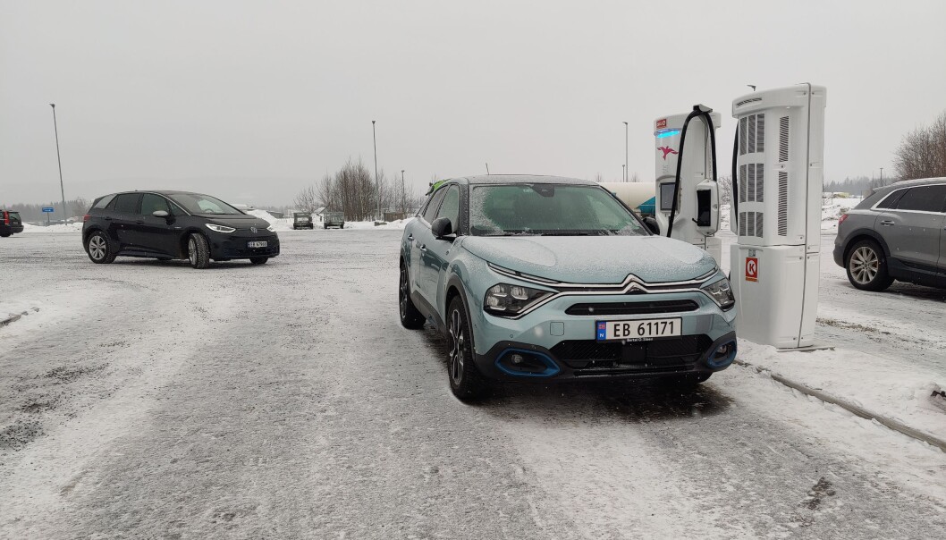 <span class=" font-weight-bold" data-lab-font_weight_desktop="font-weight-bold">KONKURRENTER:</span> VW ID.3 (bak) er på størrelse med ë-C4, litt sterkere og sju mil bedre på rekkevidde, teoretisk sett. Men den er også rundt 100.000 kroner dyrere med sammenliknbart utstyr. <span class=" font-weight-bold" data-lab-font_weight_desktop="font-weight-bold">KONKURRENTER:</span> VW ID.3 (bak) er på størrelse med ë-C4, litt sterkere og sju mil bedre på rekkevidde, teoretisk sett. Men den er også rundt 100.000 kroner dyrere med sammenliknbart utstyr.