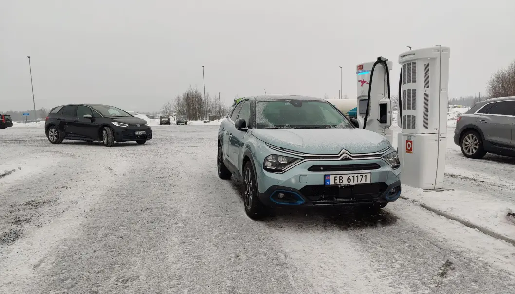 <span class=" font-weight-bold" data-lab-font_weight_desktop="font-weight-bold">KONKURRENTER:</span> VW ID.3 (bak) er på størrelse med ë-C4, litt sterkere og sju mil bedre på rekkevidde, teoretisk sett. Men den er også rundt 100.000 kroner dyrere med sammenliknbart utstyr. <span class=" font-weight-bold" data-lab-font_weight_desktop="font-weight-bold">KONKURRENTER:</span> VW ID.3 (bak) er på størrelse med ë-C4, litt sterkere og sju mil bedre på rekkevidde, teoretisk sett. Men den er også rundt 100.000 kroner dyrere med sammenliknbart utstyr.
