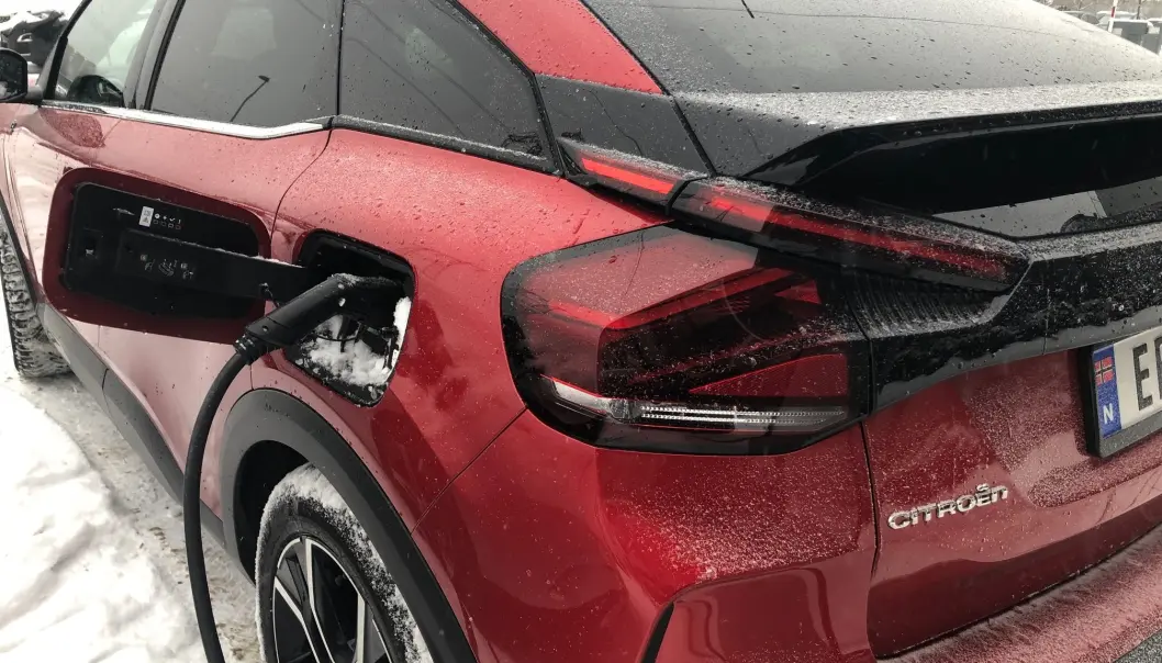 <span class=" font-weight-bold" data-lab-font_weight_desktop="font-weight-bold">LADER OK:</span> Endelig har Citroën kommet på veien med sin elbil. ë-C4 lader på nivå med sine søsken med samme batteripakker. <span class=" font-weight-bold" data-lab-font_weight_desktop="font-weight-bold">LADER OK:</span> Endelig har Citroën kommet på veien med sin elbil. ë-C4 lader på nivå med sine søsken med samme batteripakker.