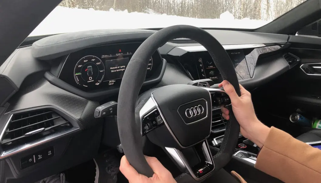 <span class=" font-weight-bold" data-lab-font_weight_desktop="font-weight-bold">KLASSISK AUDI:</span> En Audi-kjenner vil raskt finne seg til rette bak rattet i GT. Dette er RS-versjonen med blant annet semsket skinn i rattet og karbon-look på instrumentpanelet. <span class=" font-weight-bold" data-lab-font_weight_desktop="font-weight-bold">KLASSISK AUDI:</span> En Audi-kjenner vil raskt finne seg til rette bak rattet i GT. Dette er RS-versjonen med blant annet semsket skinn i rattet og karbon-look på instrumentpanelet.