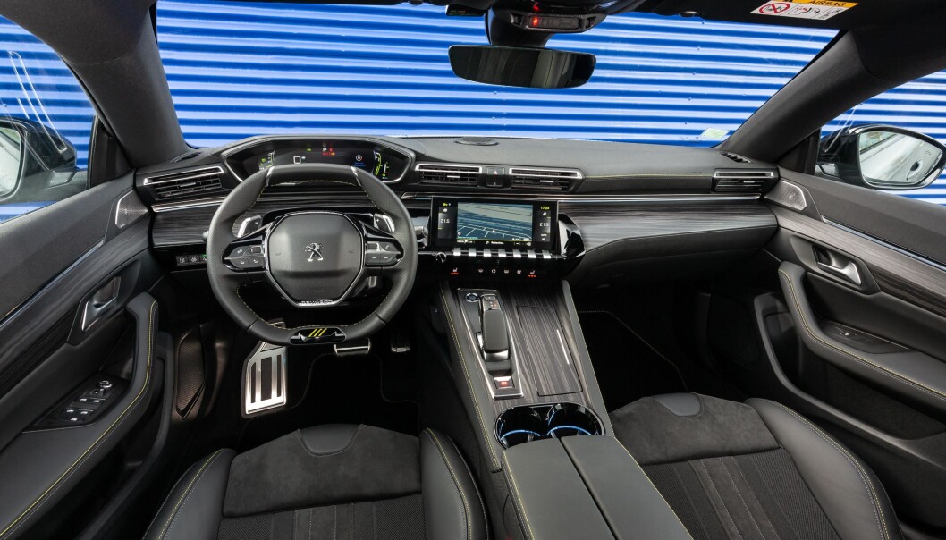 <span class=" font-weight-bold" data-lab-font_weight_desktop="font-weight-bold">LØVENS HULE:</span> Et av de lekreste interiørene i bilverden i dag, etter Motors mening. Men ikke alle er like komfortable med det lille rattet og instrumenthuset over rattkransen. <span class=" font-weight-bold" data-lab-font_weight_desktop="font-weight-bold">LØVENS HULE:</span> Et av de lekreste interiørene i bilverden i dag, etter Motors mening. Men ikke alle er like komfortable med det lille rattet og instrumenthuset over rattkransen.