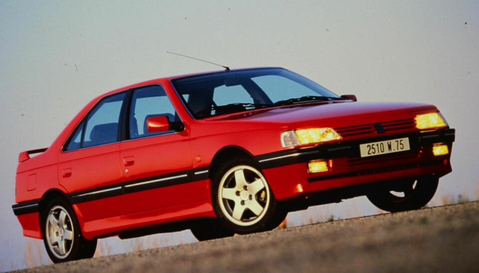 KLASSIKER: Peugeot 405 T16 hadde 220 turbohester og firehjulsdrift allerede tidlig på 90-tallet.