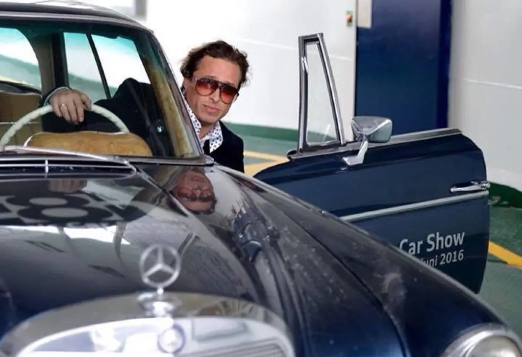 <span class="font-weight-bold" data-lab-font_weight_desktop="font-weight-bold">RATTATATA:</span> Hans Hallbauer i Trondheim er mer opptatt av miljø og vennskap enn merker. Eldre Mercedes er likevel uovertrufne på kvalitet, mener han, her med en 300 SE Coupé fra 1965. <span class="font-weight-bold" data-lab-font_weight_desktop="font-weight-bold">RATTATATA:</span> Hans Hallbauer i Trondheim er mer opptatt av miljø og vennskap enn merker. Eldre Mercedes er likevel uovertrufne på kvalitet, mener han, her med en 300 SE Coupé fra 1965.