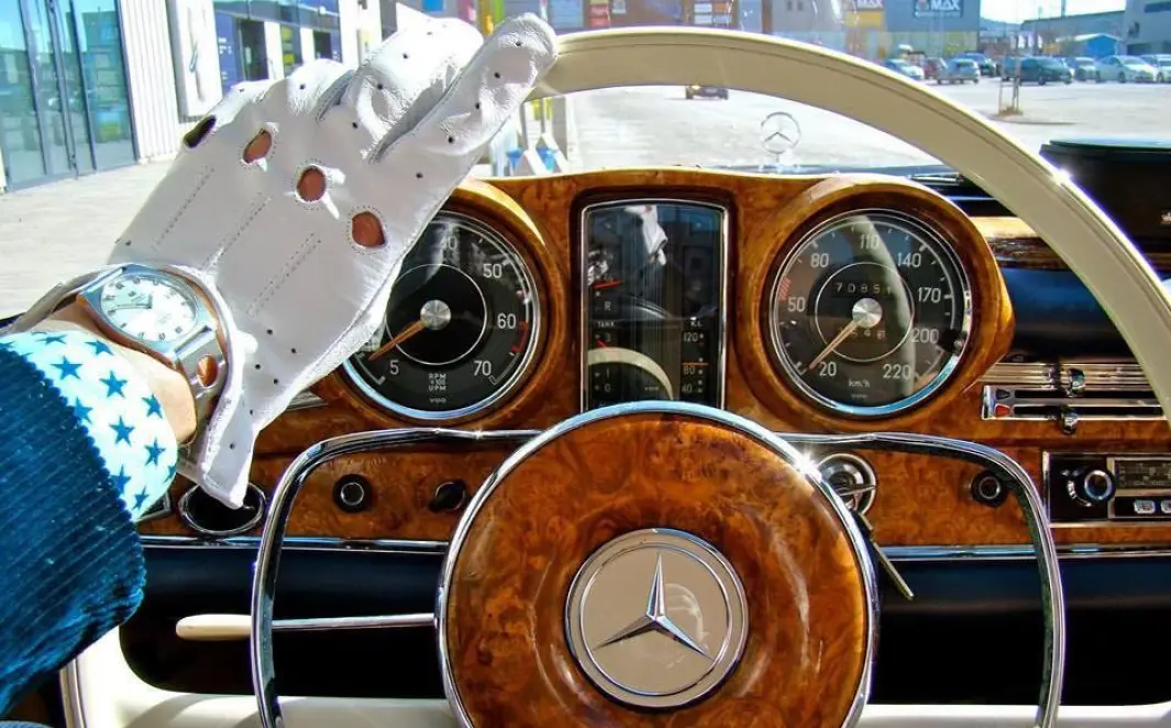 <span class="font-weight-bold" data-lab-font_weight_desktop="font-weight-bold">STYREROMMET:</span> Riktig kjøreantrekk gir rett stemning. Hans Hallbauer synes en Mercedes fortjener at man tar bryet med å kle seg opp. <span class="font-weight-bold" data-lab-font_weight_desktop="font-weight-bold">STYREROMMET:</span> Riktig kjøreantrekk gir rett stemning. Hans Hallbauer synes en Mercedes fortjener at man tar bryet med å kle seg opp.