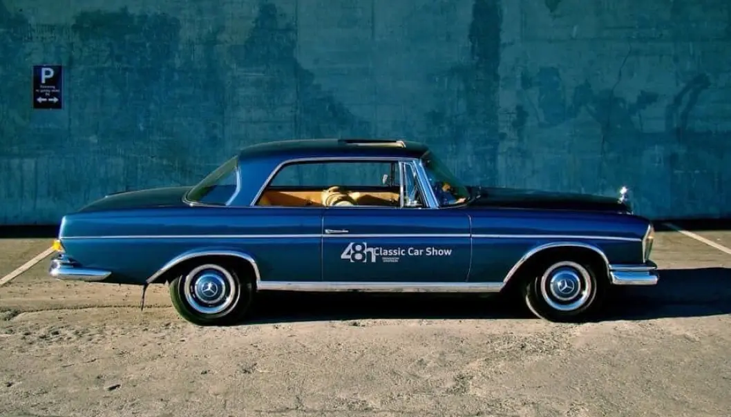 <span class="font-weight-bold" data-lab-font_weight_desktop="font-weight-bold">TOPPMODELL: </span>Hans Hallbauer har pleiet fem stykk Mercedes, deriblant denne 300 SE Coupé fra 1965 som han kjærlig kaller «Den store blå grisen». Han lover at den går som et uvær, med kjøreegenskaper som «opphever fysiske lover». <span class="font-weight-bold" data-lab-font_weight_desktop="font-weight-bold">TOPPMODELL: </span>Hans Hallbauer har pleiet fem stykk Mercedes, deriblant denne 300 SE Coupé fra 1965 som han kjærlig kaller «Den store blå grisen». Han lover at den går som et uvær, med kjøreegenskaper som «opphever fysiske lover».