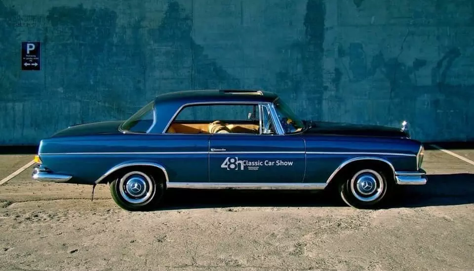 TOPPMODELL: Hans Hallbauer har pleiet fem stykk Mercedes, deriblant denne 300 SE Coupé fra 1965 som han kjærlig kaller «Den store blå grisen». Han lover at den går som et uvær, med kjøreegenskaper som «opphever fysiske lover».