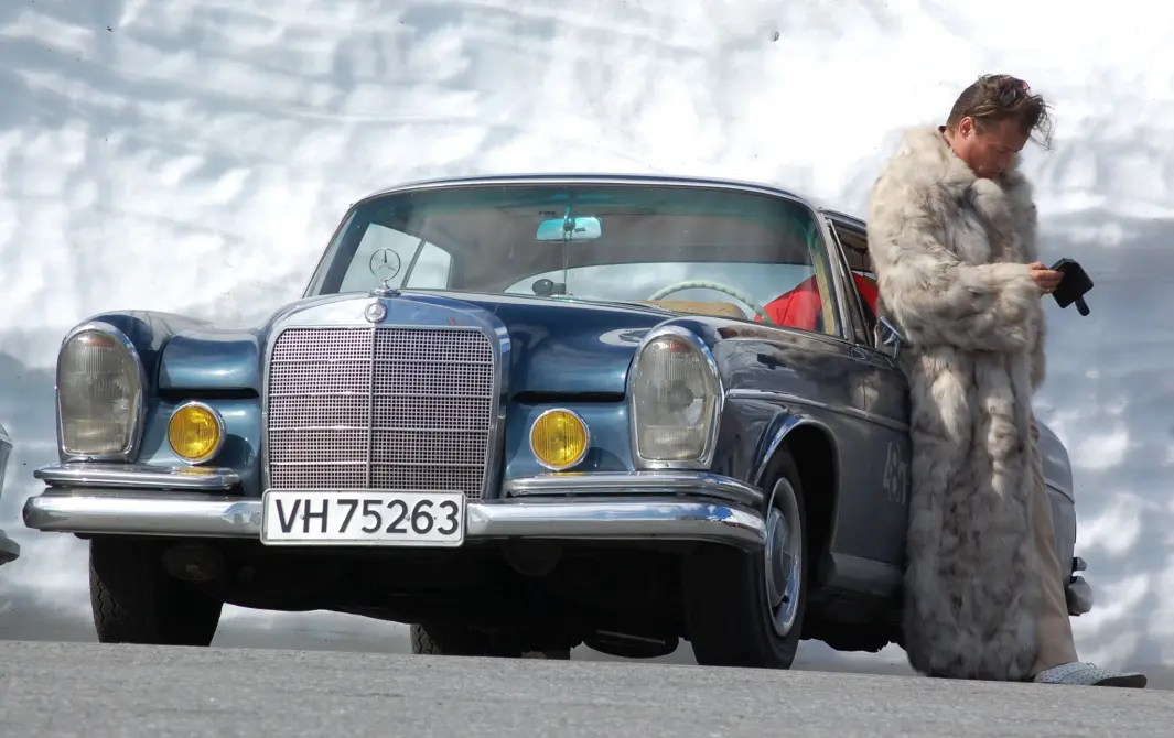 GODE VANER: – Det er godt å eie en gammel Mercedes, sier Hans Hallbauer. Han har slitt fem av dem. GODE VANER: – Det er godt å eie en gammel Mercedes, sier Hans Hallbauer. Han har slitt fem av dem.