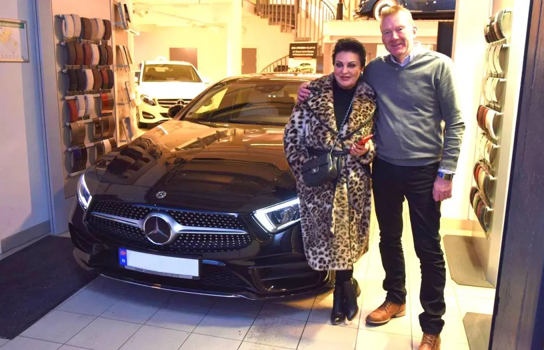 <span class="font-weight-bold" data-lab-font_weight_desktop="font-weight-bold">ÅNDFULLT BILKJØP:</span> Lilli Bendriss fra TV-serien «Åndenes makt» poserer med Mercedes-selger Ronny Nordby hos forhandler Erik Arnesen på Helsfyr i Oslo i forbindelse med overrekkelsen av TV-stjernas seneste CLS. <span class="font-weight-bold" data-lab-font_weight_desktop="font-weight-bold">ÅNDFULLT BILKJØP:</span> Lilli Bendriss fra TV-serien «Åndenes makt» poserer med Mercedes-selger Ronny Nordby hos forhandler Erik Arnesen på Helsfyr i Oslo i forbindelse med overrekkelsen av TV-stjernas seneste CLS.