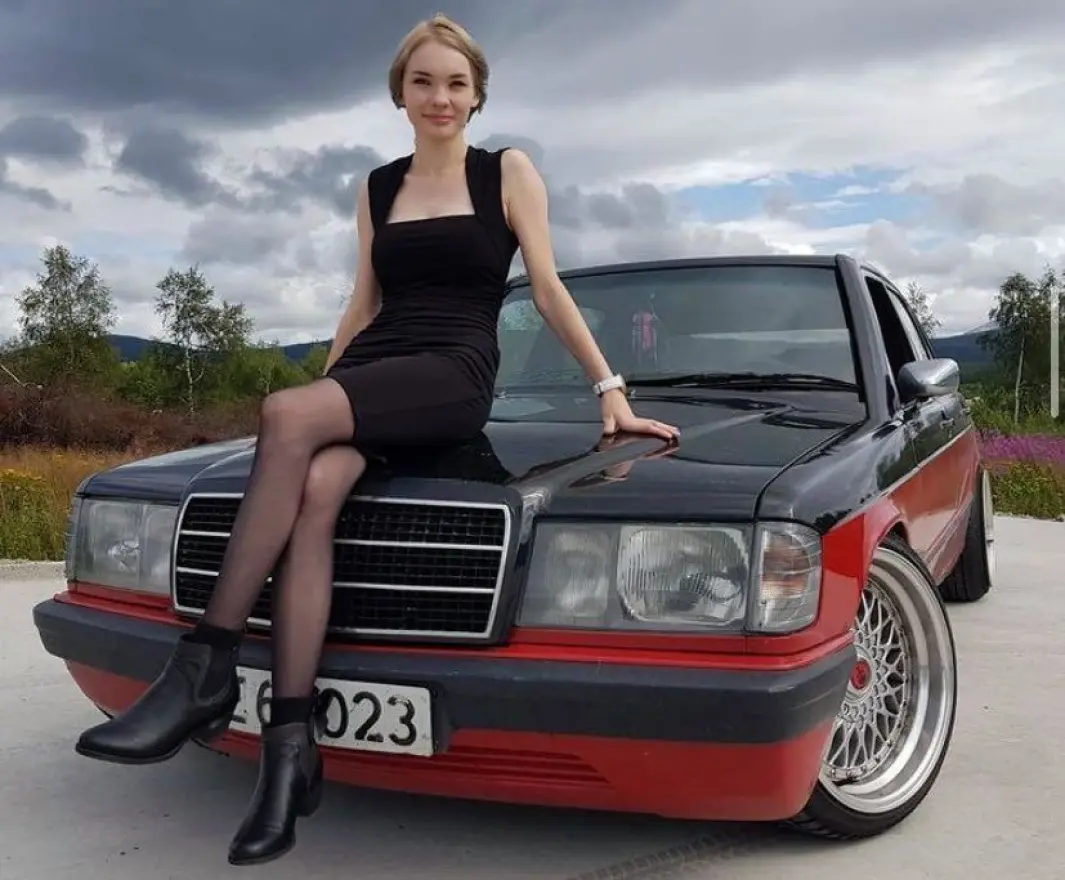 <span class="font-weight-bold" data-lab-font_weight_desktop="font-weight-bold">PANSERVOGN:</span> Gunhild Helgesen Ruud er oppvokst med bilkultur på Tynset og synes Mercedes er stas – samtidig som hun også snakker varmt om hverdagsåket, en Audi. <span class="font-weight-bold" data-lab-font_weight_desktop="font-weight-bold">PANSERVOGN:</span> Gunhild Helgesen Ruud er oppvokst med bilkultur på Tynset og synes Mercedes er stas – samtidig som hun også snakker varmt om hverdagsåket, en Audi.