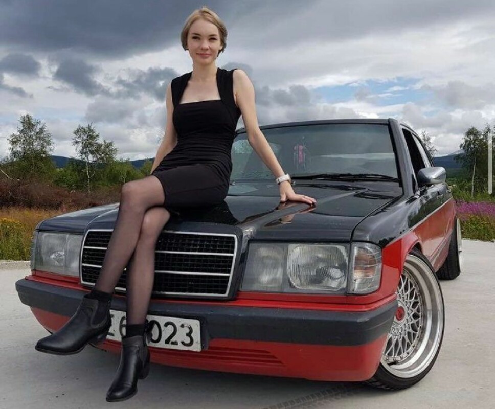PANSERVOGN: Gunhild Helgesen Ruud er oppvokst med bilkultur på Tynset og synes Mercedes er stas – samtidig som hun også snakker varmt om hverdagsåket, en Audi.