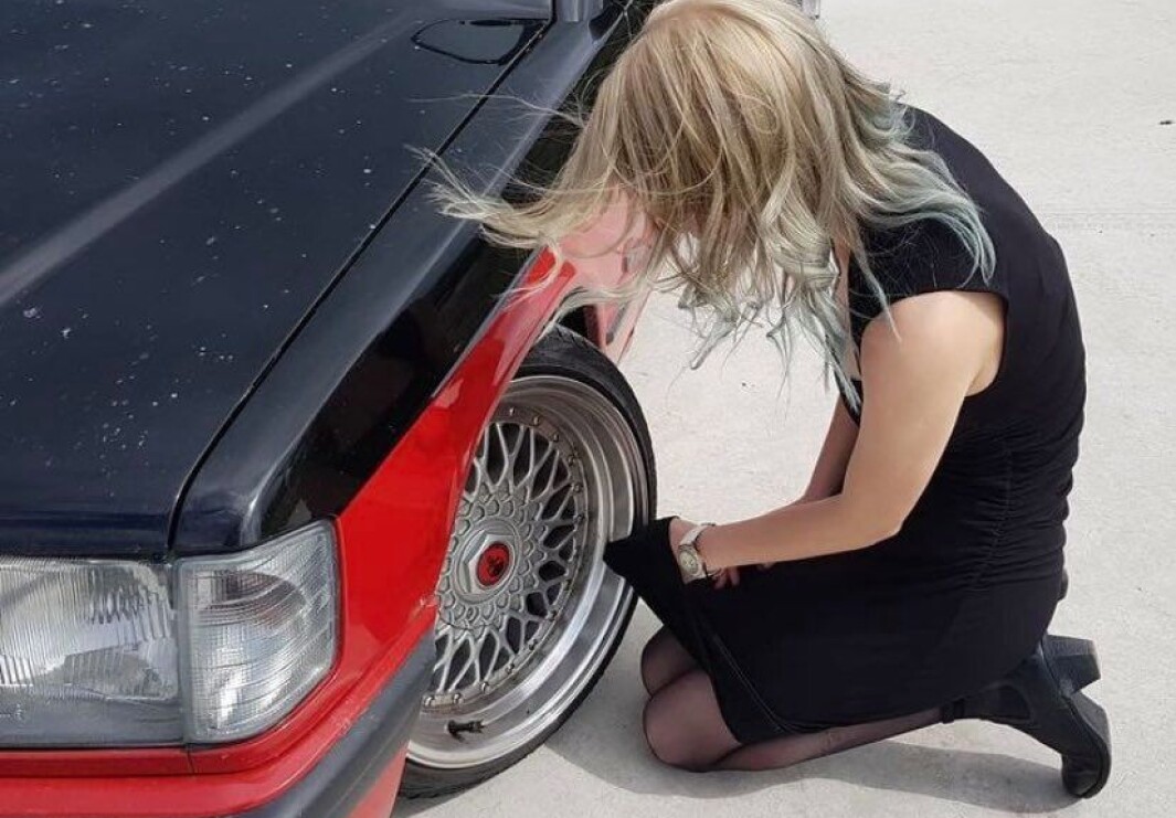 <span class="font-weight-bold" data-lab-font_weight_desktop="font-weight-bold">FINPUSSEN:</span> Gunhild Helgesen Ruud tar gjerne finkjolen i bruk som pussefille for å få Mercedesen til å skinne. <span class="font-weight-bold" data-lab-font_weight_desktop="font-weight-bold">FINPUSSEN:</span> Gunhild Helgesen Ruud tar gjerne finkjolen i bruk som pussefille for å få Mercedesen til å skinne.