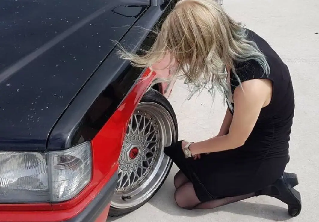 <span class="font-weight-bold" data-lab-font_weight_desktop="font-weight-bold">FINPUSSEN:</span> Gunhild Helgesen Ruud tar gjerne finkjolen i bruk som pussefille for å få Mercedesen til å skinne. <span class="font-weight-bold" data-lab-font_weight_desktop="font-weight-bold">FINPUSSEN:</span> Gunhild Helgesen Ruud tar gjerne finkjolen i bruk som pussefille for å få Mercedesen til å skinne.