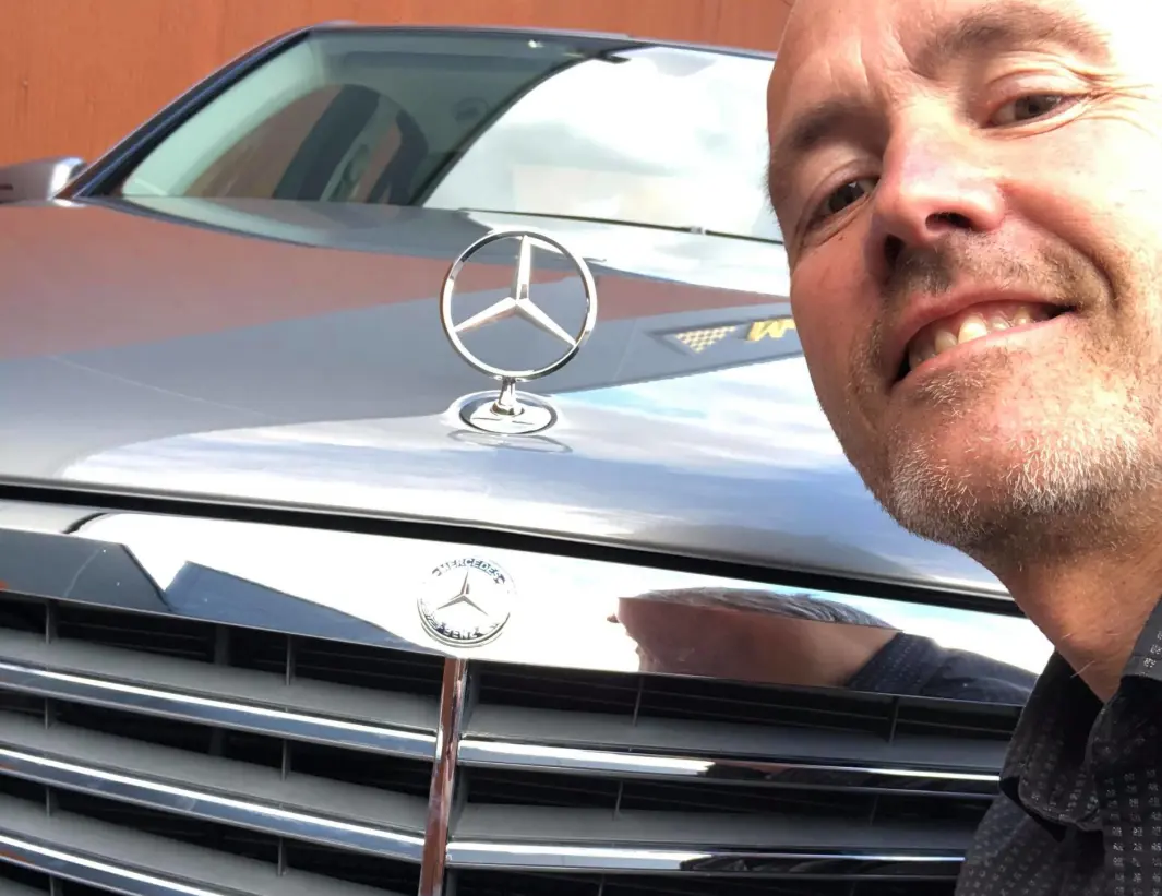 <span class="font-weight-bold" data-lab-font_weight_desktop="font-weight-bold">GRILLEKSPERT: </span>Mercedes-entusiast Harald Morten Utness savner tiden da merkets modeller hadde stående stjerne i grillen. <span class="font-weight-bold" data-lab-font_weight_desktop="font-weight-bold">GRILLEKSPERT: </span>Mercedes-entusiast Harald Morten Utness savner tiden da merkets modeller hadde stående stjerne i grillen.