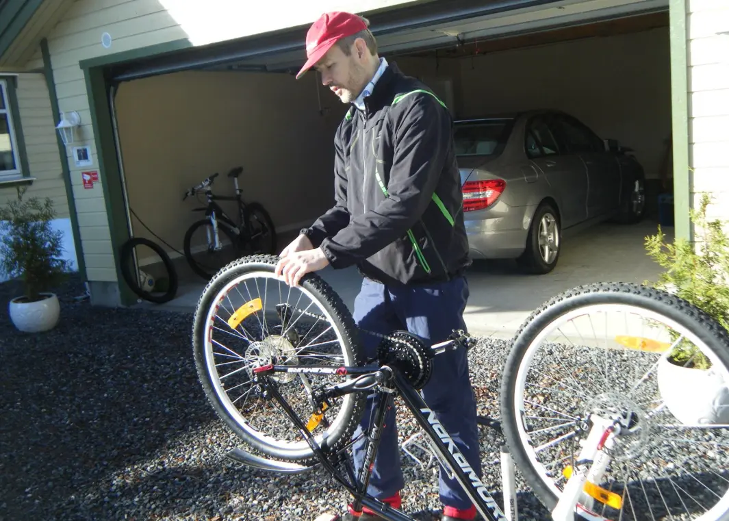 <span class="font-weight-bold" data-lab-font_weight_desktop="font-weight-bold">PÅ KNÆRNE: </span>Mercedesen er aldri langt unna når helårssyklist Harald Morten Utness fyker rundt. Han er nesegrus beundrer av sin C-klasses kvalutet, selv om den «bare» er utstyrt med den minste dieselmotoren. <span class="font-weight-bold" data-lab-font_weight_desktop="font-weight-bold">PÅ KNÆRNE: </span>Mercedesen er aldri langt unna når helårssyklist Harald Morten Utness fyker rundt. Han er nesegrus beundrer av sin C-klasses kvalutet, selv om den «bare» er utstyrt med den minste dieselmotoren.