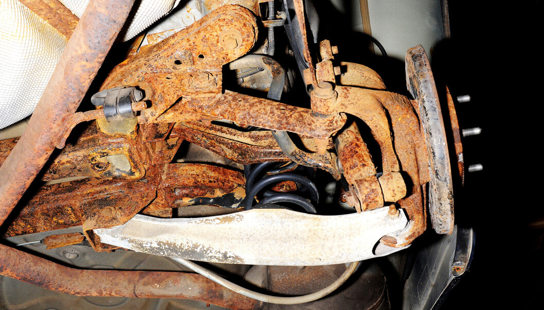 <span class=" font-weight-bold" data-lab-font_weight_desktop="font-weight-bold">ALVORLIG: </span>Dette er hjuloppheng og bærebro på en åtte år gammel Opel Insignia. Fjærene er nylig skiftet og den lyse delen – bærearmen– er av såkalt ekstrudert aluminium, produsert på Raufoss. Denne oksiderer og blir motstandsdyktig mot rust. Ellers har rusten spist seg dypt inn. <span class=" font-weight-bold" data-lab-font_weight_desktop="font-weight-bold">ALVORLIG: </span>Dette er hjuloppheng og bærebro på en åtte år gammel Opel Insignia. Fjærene er nylig skiftet og den lyse delen – bærearmen– er av såkalt ekstrudert aluminium, produsert på Raufoss. Denne oksiderer og blir motstandsdyktig mot rust. Ellers har rusten spist seg dypt inn.
