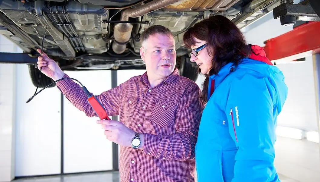 EKSPERT: Svein-Jørgen Wiken inspiserer en bil for rust sammen med Ragnhild Svalland. EKSPERT: Svein-Jørgen Wiken inspiserer en bil for rust sammen med Ragnhild Svalland.