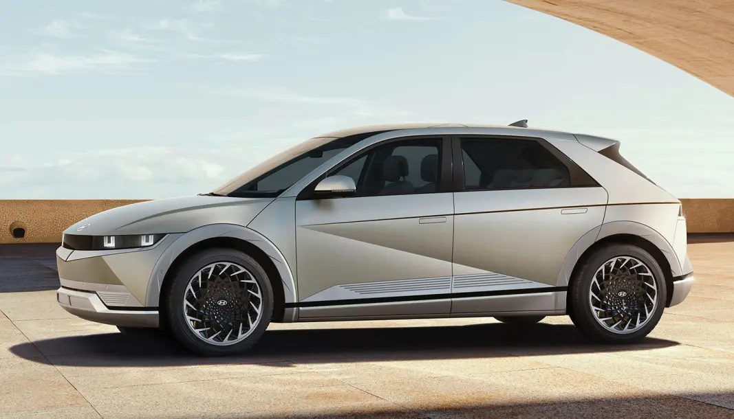 BARE SE ...: Men ikke kjøre. Hyundai Ioniq 5 ble i dag presentert for offentligheten. Dessverre gjorde tekniske problemer at vordende kjøpere må smøre seg med tålmodighet. BARE SE ...: Men ikke kjøre. Hyundai Ioniq 5 ble i dag presentert for offentligheten. Dessverre gjorde tekniske problemer at vordende kjøpere må smøre seg med tålmodighet.