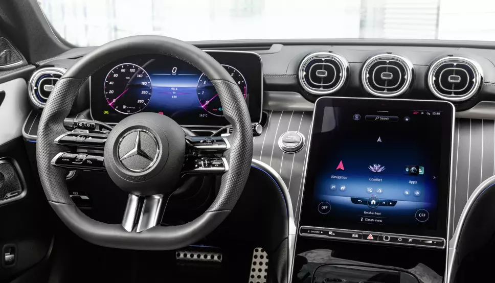 HELT NY: Nå har også C-klasse fått et instrumentpanel med mer moderne Mercedes-preg, blant annet med to mer frittstående skjermer. Også berøringssfunksjonene på rattet er nye.