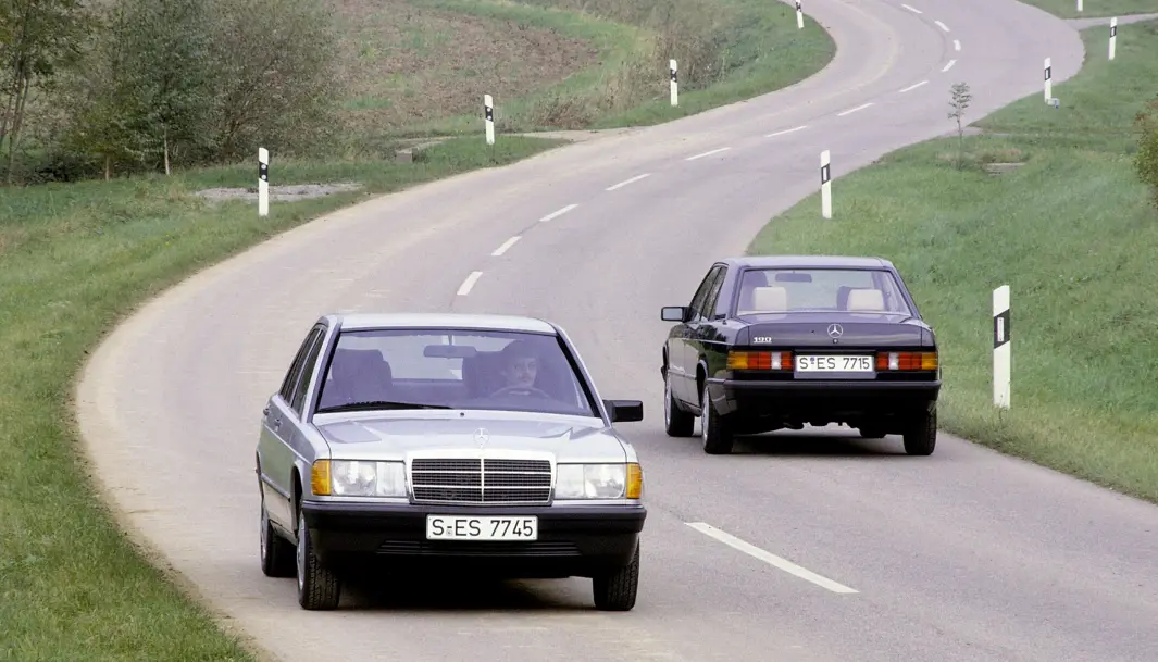 <span class=" font-weight-bold" data-lab-font_weight_desktop="font-weight-bold">KLASSIKEREN: </span>Første generasjon av modellen som i dag heter C-klasse, kom som 190 i 1982. <span class=" font-weight-bold" data-lab-font_weight_desktop="font-weight-bold">KLASSIKEREN: </span>Første generasjon av modellen som i dag heter C-klasse, kom som 190 i 1982.