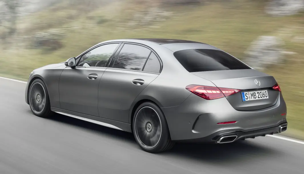 <span class=" font-weight-bold" data-lab-font_weight_desktop="font-weight-bold">ELEGANT:</span> Sedan-utgaven av C-klasse er i manges øyne noe av det lekreste Mercedes lager. Den nye versjonen ødelegger ikke dét inntrykket. <span class=" font-weight-bold" data-lab-font_weight_desktop="font-weight-bold">ELEGANT:</span> Sedan-utgaven av C-klasse er i manges øyne noe av det lekreste Mercedes lager. Den nye versjonen ødelegger ikke dét inntrykket.