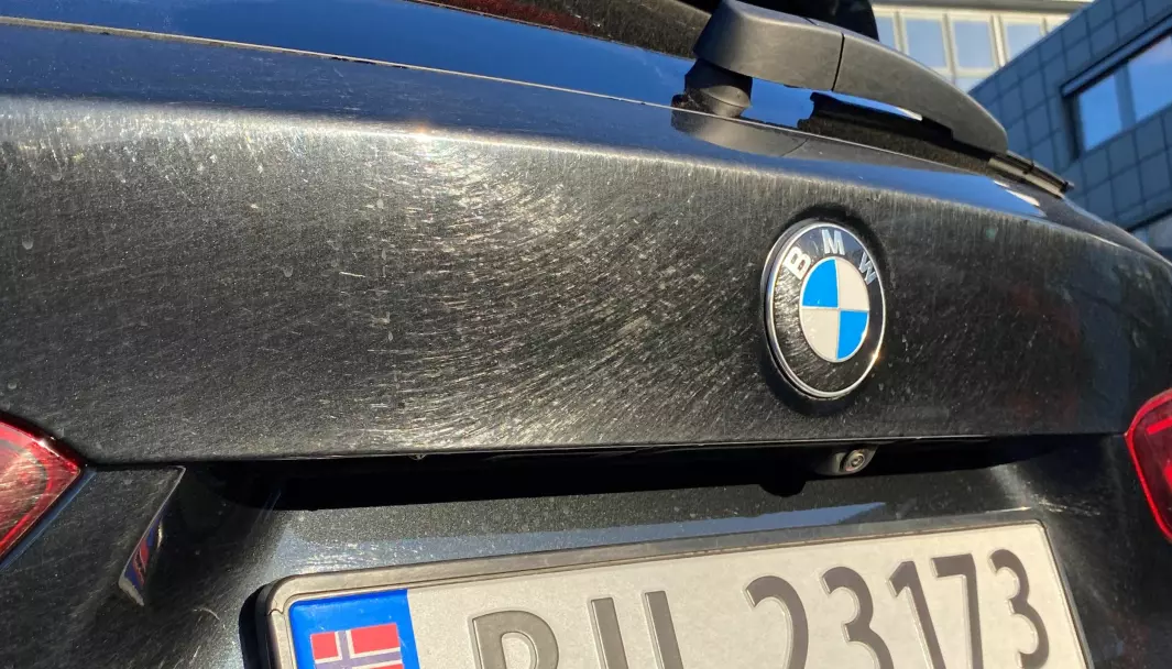 SKADET: Vaskebørstene har ripet opp den nye BMWen, som nå må omlakkeres.