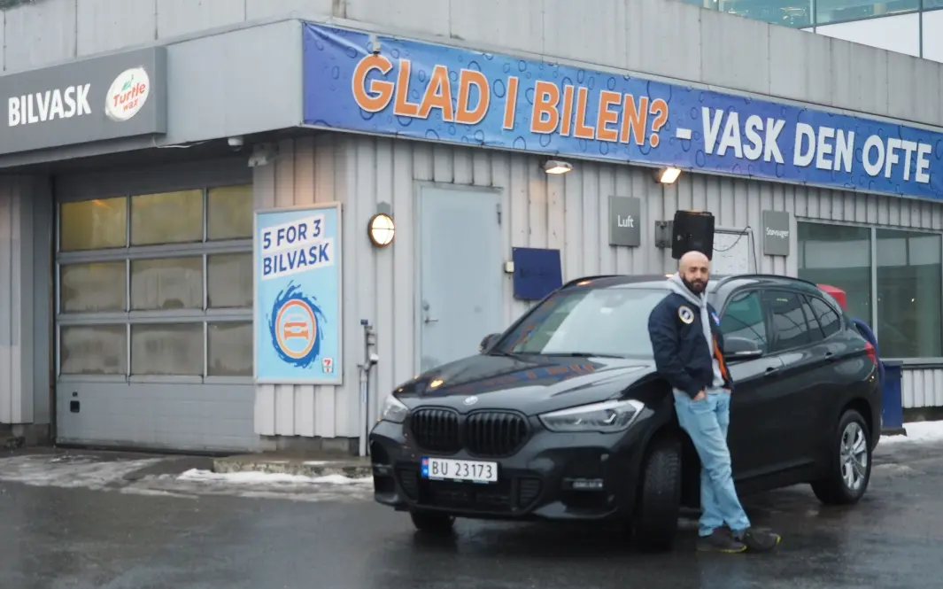 <span class=" font-weight-bold" data-lab-font_weight_desktop="font-weight-bold">OPPGITT:</span> «Glad i bilen? Vask den ofte», skriver servicestasjonen over vaskeanlegget. Milan Zangana er ikke fullt så glad etter vasken av den splitter nye BMWen. <span class=" font-weight-bold" data-lab-font_weight_desktop="font-weight-bold">OPPGITT:</span> «Glad i bilen? Vask den ofte», skriver servicestasjonen over vaskeanlegget. Milan Zangana er ikke fullt så glad etter vasken av den splitter nye BMWen.