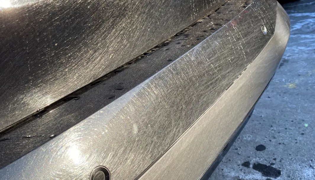 <span class=" font-weight-bold" data-lab-font_weight_desktop="font-weight-bold">IKKE MØKKETE</span>: Ved første øyekast kan det se ut som bilen er skitten. Men det er stygge vaskeriper, som det koster minst 180.000 kroner å utbedre. <span class=" font-weight-bold" data-lab-font_weight_desktop="font-weight-bold">IKKE MØKKETE</span>: Ved første øyekast kan det se ut som bilen er skitten. Men det er stygge vaskeriper, som det koster minst 180.000 kroner å utbedre.