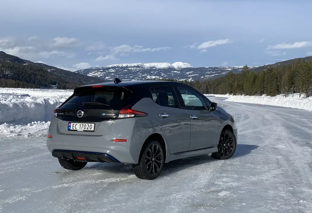 <span class=" font-weight-bold" data-lab-font_weight_desktop="font-weight-bold">NY FARGE: </span>Denne gråfargen, som prydet testbilen på isbane denne dagen, er ny på Leaf, og kler den faktisk bra, med sorte felger. <span class=" font-weight-bold" data-lab-font_weight_desktop="font-weight-bold">NY FARGE: </span>Denne gråfargen, som prydet testbilen på isbane denne dagen, er ny på Leaf, og kler den faktisk bra, med sorte felger.
