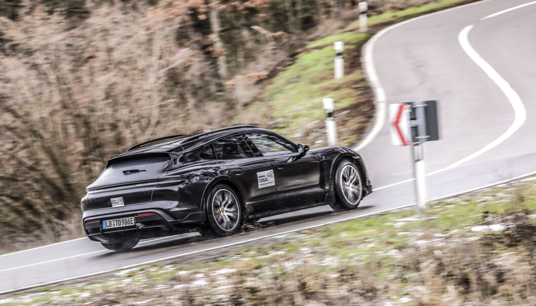 TESTTUR: Porsche viser sin kommende Cross Turismo ute i offentligheten – uten glorete kamuflasje. TESTTUR: Porsche viser sin kommende Cross Turismo ute i offentligheten – uten glorete kamuflasje.