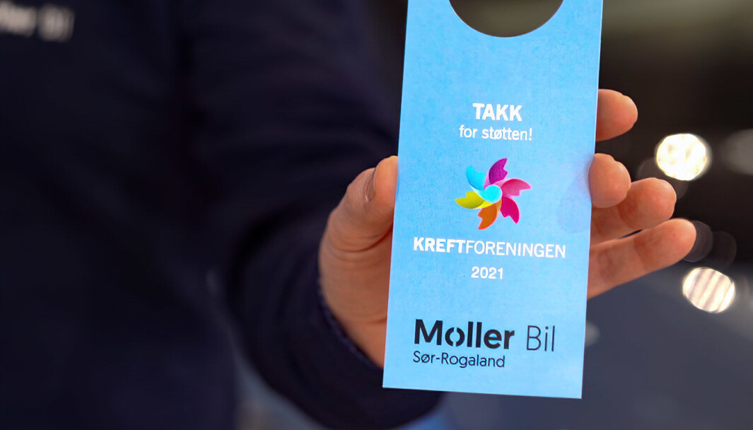 BESKJED: Nå bilkundene setter seg inn i nybilen, henger denne beskjeden på speilet. BESKJED: Nå bilkundene setter seg inn i nybilen, henger denne beskjeden på speilet.