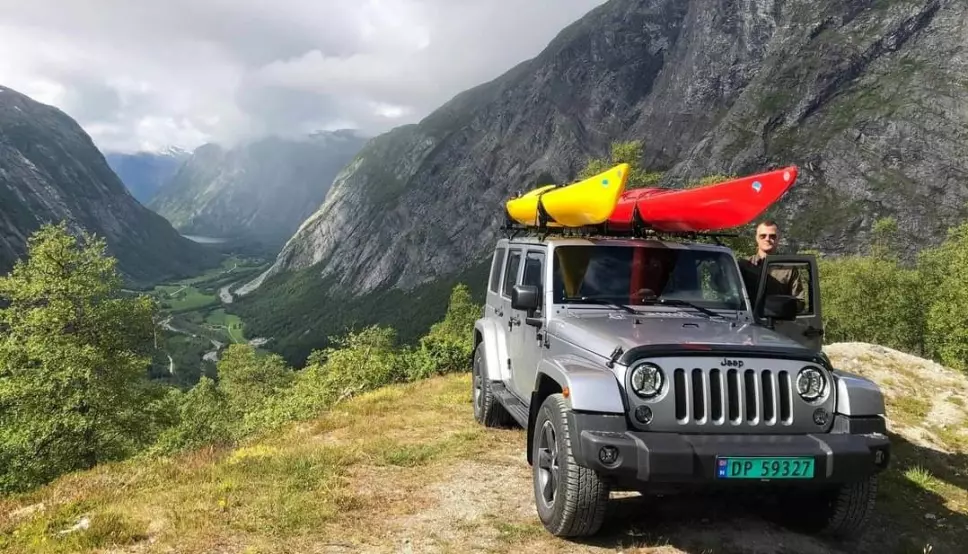ROM MED UTSIKT: Steffen Eikland tar gjerne sin Jeep Wrangler til fotovennlige utsiktsplasser, som ved Aursjøvegen mellom Eikesdalen og Sunndalsøra.