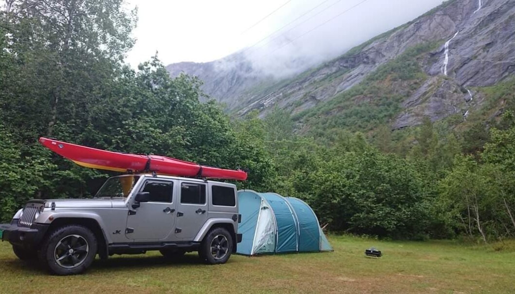 <span class="font-weight-bold" data-lab-font_weight_desktop="font-weight-bold">LEIRPLASS:</span> Steffen Eikland lukeparkerer gjerne sin Jeep Wrangler i god avstand folk, mas og campingplasser. Her i Eikesdalen i Romsdal. <span class="font-weight-bold" data-lab-font_weight_desktop="font-weight-bold">LEIRPLASS:</span> Steffen Eikland lukeparkerer gjerne sin Jeep Wrangler i god avstand folk, mas og campingplasser. Her i Eikesdalen i Romsdal.