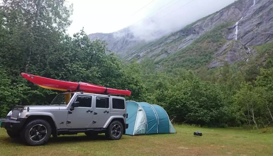 LEIRPLASS: Steffen Eikland lukeparkerer gjerne sin Jeep Wrangler i god avstand folk, mas og campingplasser. Her i Eikesdalen i Romsdal.