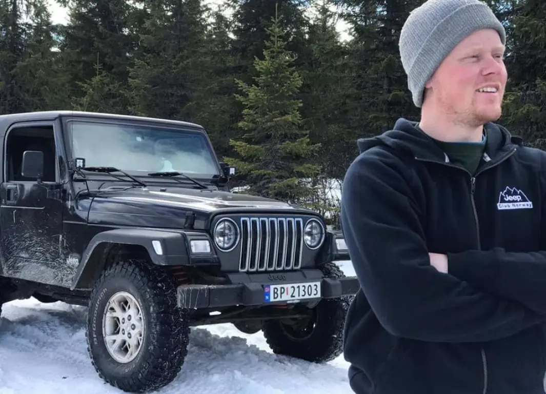 <span class="font-weight-bold" data-lab-font_weight_desktop="font-weight-bold">SKOGSMASKIN:</span> Olav Kronborg tar en pause fra terrengkjøring under et treff i regi av Jeep Club Norway for noen år siden. 1998-modellen hadde opprinnelig en 2,5 liters firesylindret kraftkilde, og er nå utstyrt med en fireliters, sekssylindret maskin. <span class="font-weight-bold" data-lab-font_weight_desktop="font-weight-bold">SKOGSMASKIN:</span> Olav Kronborg tar en pause fra terrengkjøring under et treff i regi av Jeep Club Norway for noen år siden. 1998-modellen hadde opprinnelig en 2,5 liters firesylindret kraftkilde, og er nå utstyrt med en fireliters, sekssylindret maskin.