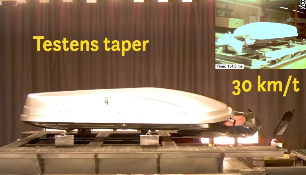 UTENFOR BOKSEN: Her kommer ski og bager flyende ut av takboksen allerede ved et sammenstøt i 30 km/t. UTENFOR BOKSEN: Her kommer ski og bager flyende ut av takboksen allerede ved et sammenstøt i 30 km/t.