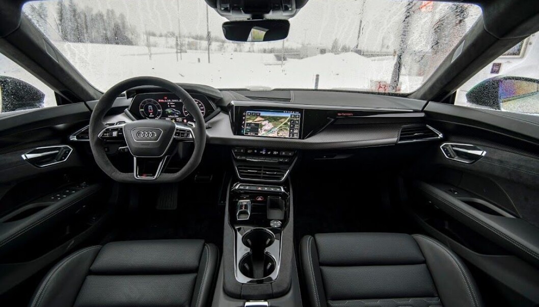 <span class=" font-weight-bold" data-lab-font_weight_desktop="font-weight-bold">TRADISJONELT:</span> Audi har gått motsatt vei av nærmest identiske Porsche Taycan, og lagd et konservativ interiør i typisk Audi-stil. <span class=" font-weight-bold" data-lab-font_weight_desktop="font-weight-bold">TRADISJONELT:</span> Audi har gått motsatt vei av nærmest identiske Porsche Taycan, og lagd et konservativ interiør i typisk Audi-stil.