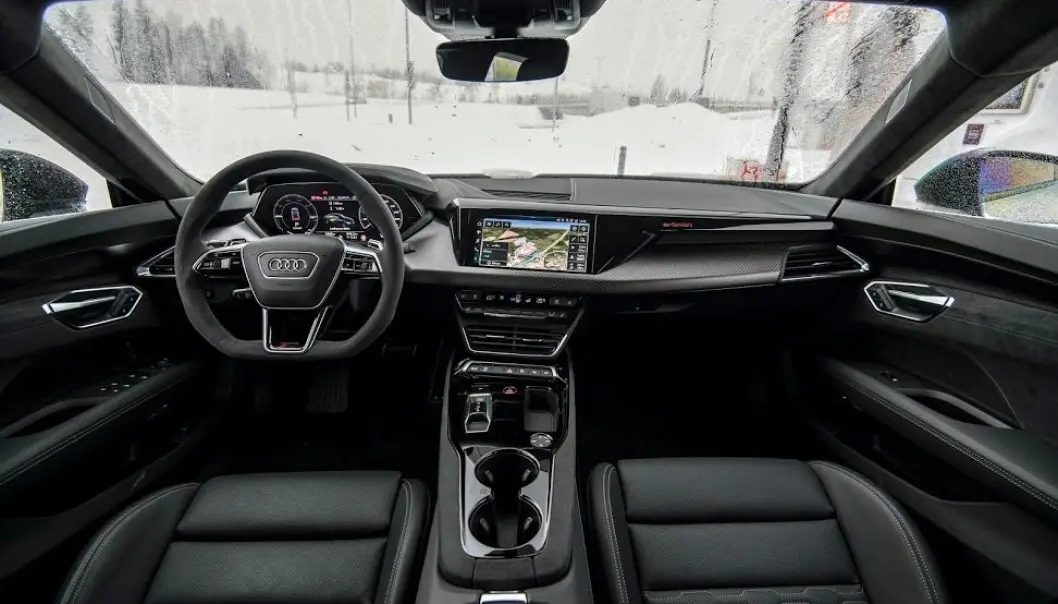 <span class=" font-weight-bold" data-lab-font_weight_desktop="font-weight-bold">TRADISJONELT:</span> Audi har gått motsatt vei av nærmest identiske Porsche Taycan, og lagd et konservativ interiør i typisk Audi-stil. <span class=" font-weight-bold" data-lab-font_weight_desktop="font-weight-bold">TRADISJONELT:</span> Audi har gått motsatt vei av nærmest identiske Porsche Taycan, og lagd et konservativ interiør i typisk Audi-stil.
