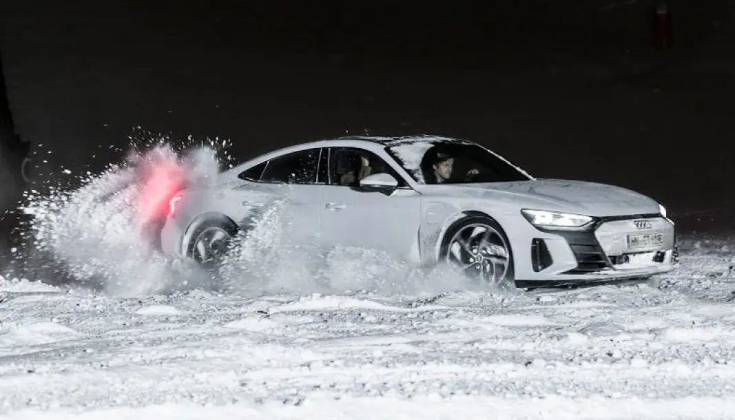 MORO: Firehjulsdrift og norsk vinter gjør det ekstra gøy å ratte en Audi e-tron GT. Framkommeligheten på vinterføre er meget god med luftfjæring som kan heve bilen. MORO: Firehjulsdrift og norsk vinter gjør det ekstra gøy å ratte en Audi e-tron GT. Framkommeligheten på vinterføre er meget god med luftfjæring som kan heve bilen.
