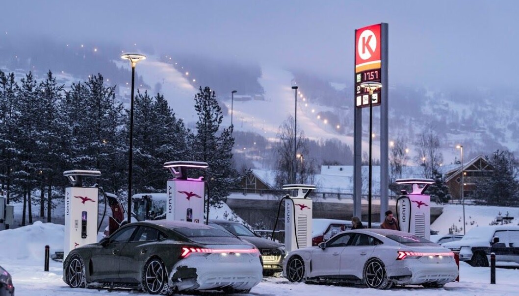 <span class=" font-weight-bold" data-lab-font_weight_desktop="font-weight-bold">LADER BRA:</span> To eksemplarer av Audi e-tron GT har fått sine første 50 mil på isete underlag og i tungt snødrev her i Norge. Her er de under lading på Øyer. <span class=" font-weight-bold" data-lab-font_weight_desktop="font-weight-bold">LADER BRA:</span> To eksemplarer av Audi e-tron GT har fått sine første 50 mil på isete underlag og i tungt snødrev her i Norge. Her er de under lading på Øyer.