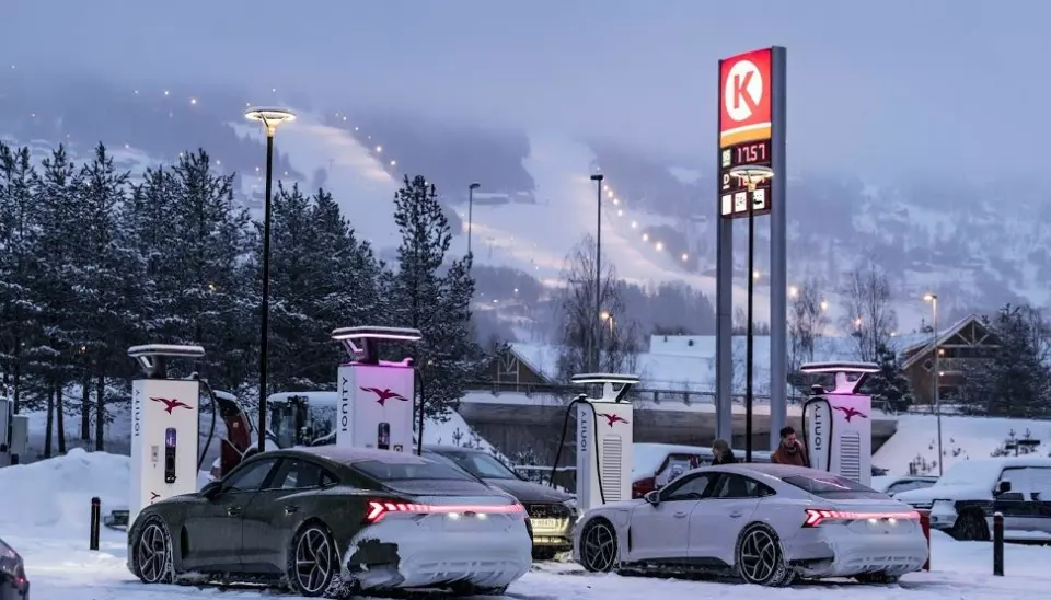 LADER BRA: To eksemplarer av Audi e-tron GT har fått sine første 50 mil på isete underlag og i tungt snødrev her i Norge. Her er de under lading på Øyer.