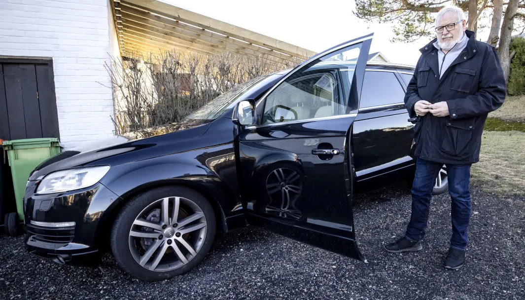 FIN BIL? Sigmund Markussen har ikke brukt bilen siden i fjor høst. Bak den fine lakken skjuler det seg mye rust. FIN BIL? Sigmund Markussen har ikke brukt bilen siden i fjor høst. Bak den fine lakken skjuler det seg mye rust.