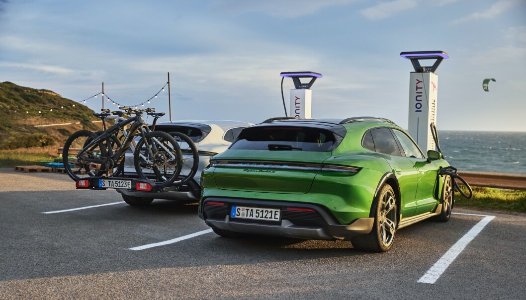 <span class=" font-weight-bold" data-lab-font_weight_desktop="font-weight-bold">SUPER-RASK: </span>Som vanlig Taycan er Cross Turismo-utgaven rask både på veien og til å lade, takket være 800-voltssystemet som gjør den til en racer også ved ladestolpene. <span class=" font-weight-bold" data-lab-font_weight_desktop="font-weight-bold">SUPER-RASK: </span>Som vanlig Taycan er Cross Turismo-utgaven rask både på veien og til å lade, takket være 800-voltssystemet som gjør den til en racer også ved ladestolpene.