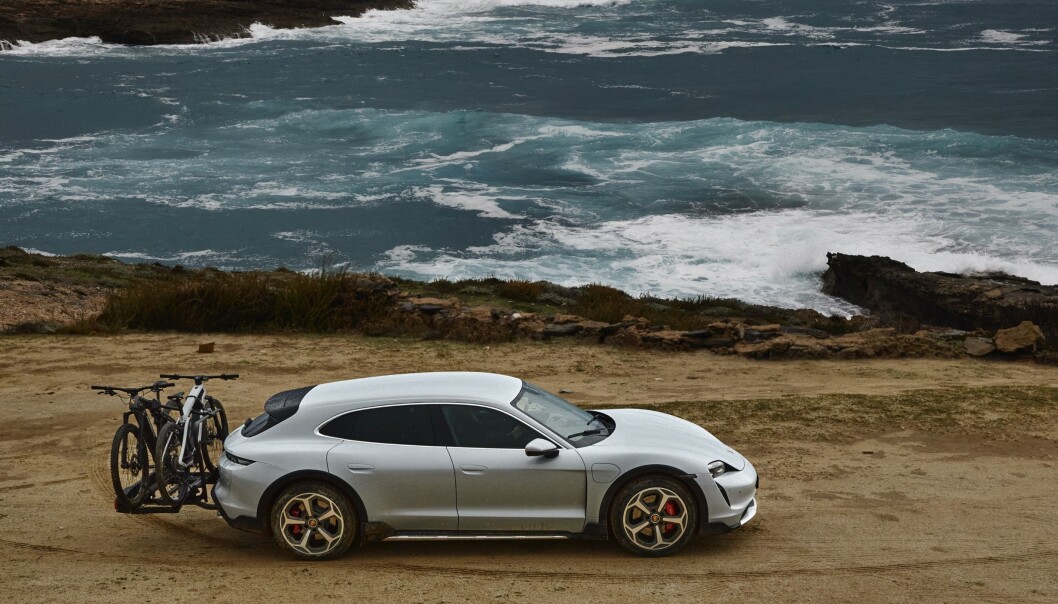 <span class=" font-weight-bold" data-lab-font_weight_desktop="font-weight-bold">AKTIV LIVSSTIL:</span> Porsche har utviklet en egen sykkelholder for Taycan Cross Turismo, som kan holde opptil tre sykler. Ikke nok med det: De lanserer samtidig to elsykkel-modeller - E-bike Sport og E-bike Cross. <span class=" font-weight-bold" data-lab-font_weight_desktop="font-weight-bold">AKTIV LIVSSTIL:</span> Porsche har utviklet en egen sykkelholder for Taycan Cross Turismo, som kan holde opptil tre sykler. Ikke nok med det: De lanserer samtidig to elsykkel-modeller - E-bike Sport og E-bike Cross.