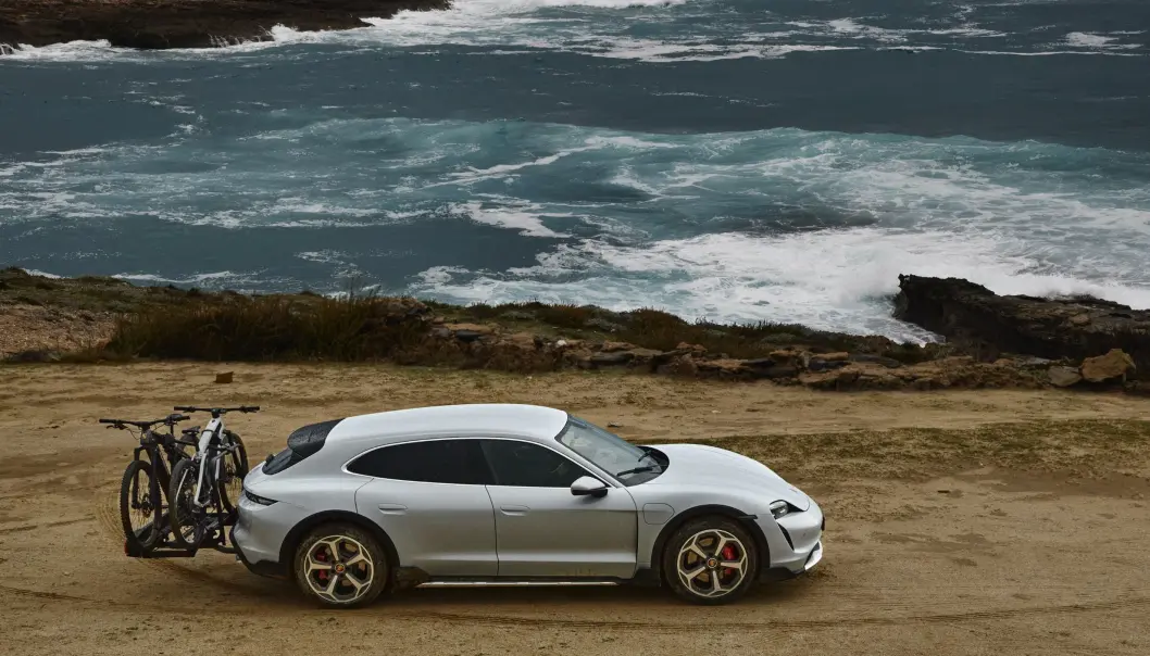 <span class=" font-weight-bold" data-lab-font_weight_desktop="font-weight-bold">AKTIV LIVSSTIL:</span> Porsche har utviklet en egen sykkelholder for Taycan Cross Turismo, som kan holde opptil tre sykler. Ikke nok med det: De lanserer samtidig to elsykkel-modeller - E-bike Sport og E-bike Cross. <span class=" font-weight-bold" data-lab-font_weight_desktop="font-weight-bold">AKTIV LIVSSTIL:</span> Porsche har utviklet en egen sykkelholder for Taycan Cross Turismo, som kan holde opptil tre sykler. Ikke nok med det: De lanserer samtidig to elsykkel-modeller - E-bike Sport og E-bike Cross.