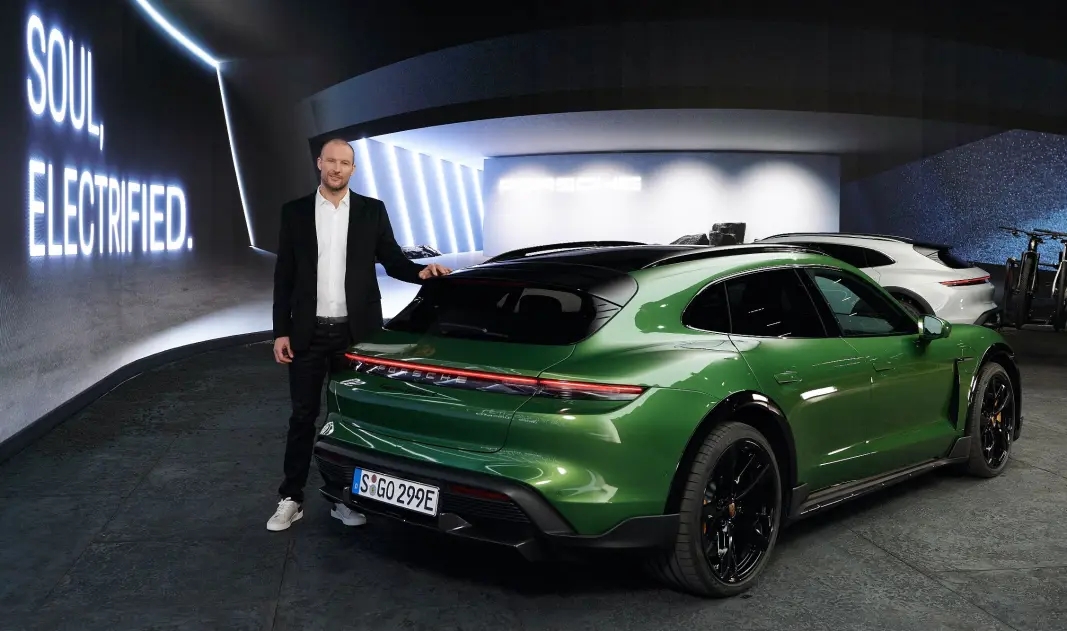 <span class=" font-weight-bold" data-lab-font_weight_desktop="font-weight-bold">VERDENSPREMIERE:</span> Bilen ble vist i Hyperbowl Studio i München av ingen ringere enn alpint-esset Aksel Lund Svindal. <span class=" font-weight-bold" data-lab-font_weight_desktop="font-weight-bold">VERDENSPREMIERE:</span> Bilen ble vist i Hyperbowl Studio i München av ingen ringere enn alpint-esset Aksel Lund Svindal.